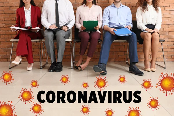 Jóvenes Sentados Sillas Adentro Concepto Epidemia Coronavirus — Foto de Stock