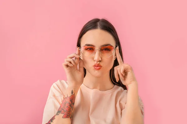 Jeune Femme Avec Des Lunettes Soleil Élégantes Sur Fond Couleur — Photo