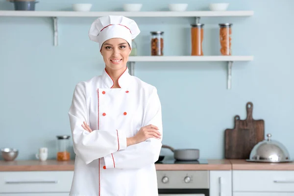 Hermosa Chef Femenina Cocina — Foto de Stock