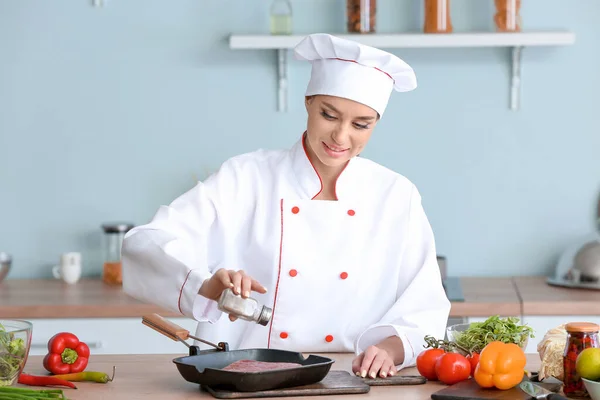 Female Chef Cooking Meat Kitchen — Stock Photo, Image