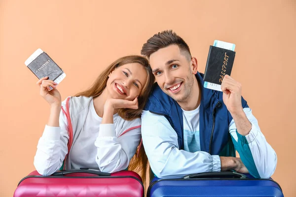 Couple Young Tourists Luggage Color Background — Stock Photo, Image