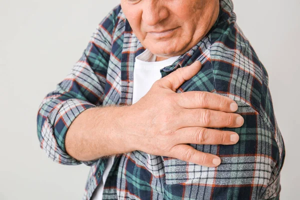 Hombre Mayor Con Síndrome Parkinson Sobre Fondo Gris — Foto de Stock