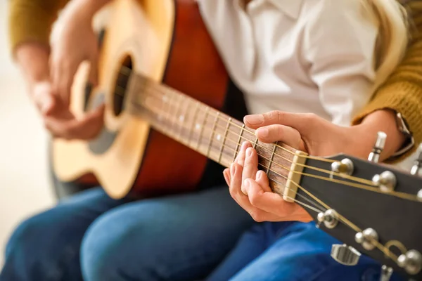 Приватний Вчитель Музики Дає Уроки Гітари Маленькій Дівчинці Вдома Крупним — стокове фото