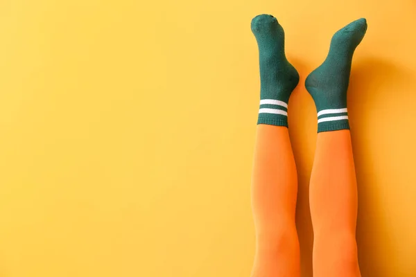 Las Piernas Mujer Joven Calcetines Medias Fondo Color — Foto de Stock