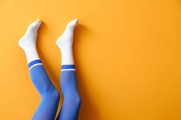 Las Piernas Mujer Joven Calcetines Medias Fondo Color — Foto de Stock