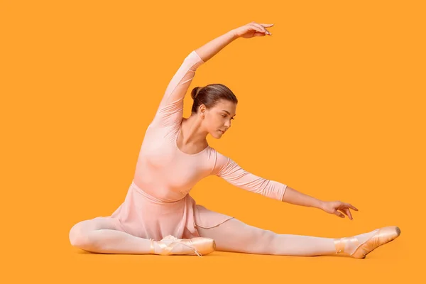 Hermosa Bailarina Joven Sobre Fondo Color — Foto de Stock