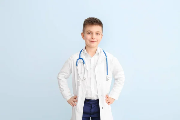 Pequeno Médico Bonito Fundo Cor — Fotografia de Stock