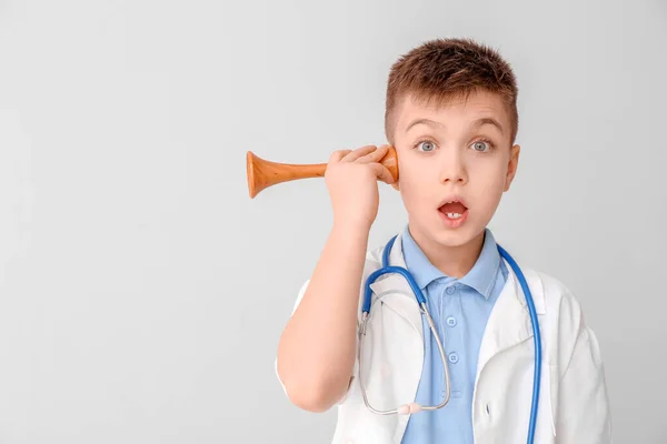 Pequeño Médico Sorprendido Sobre Fondo Gris — Foto de Stock