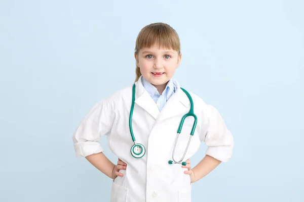 Niedlichen Kleinen Arzt Auf Farbigem Hintergrund — Stockfoto