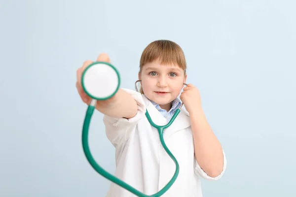 Netter Kleiner Arzt Mit Stethoskop Auf Farbigem Hintergrund — Stockfoto