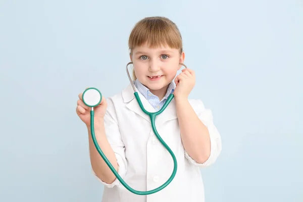 Carino Piccolo Medico Con Stetoscopio Sfondo Colore — Foto Stock