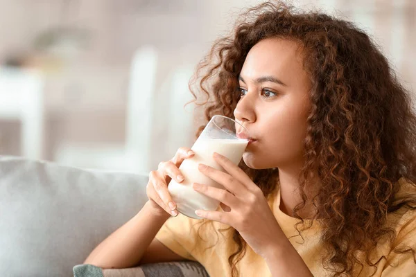 在家里喝牛奶的年轻非洲裔美国妇女 — 图库照片