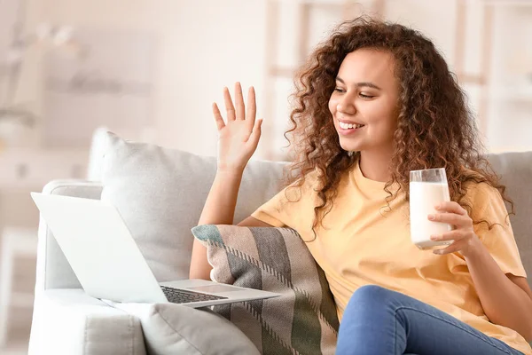 Young African American Woman Milk Using Laptop Home — Stock Photo, Image