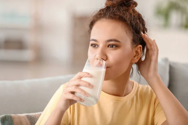 Junge Afroamerikanerin Trinkt Hause Milch — Stockfoto