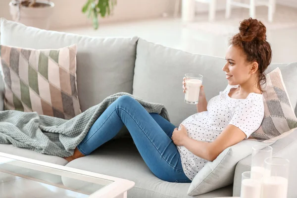 Young Pregnant African American Woman Drinking Milk Home — Stock Photo, Image