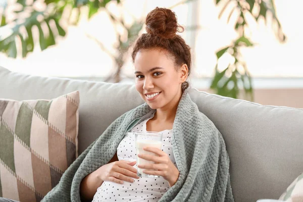 Mladý Těhotná Afroameričanka Pití Mléka Doma — Stock fotografie