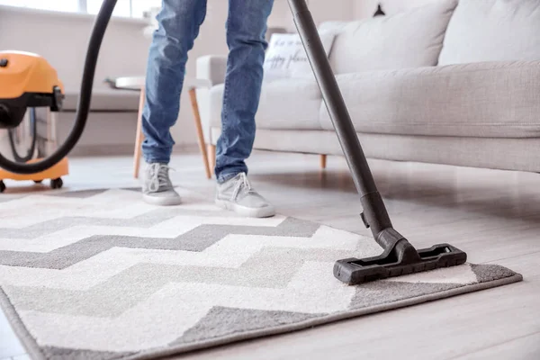 Jeune Homme Hoovering Étage Maison — Photo