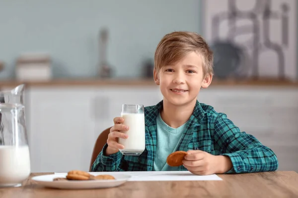 Mały Chłopiec Pije Mleko Ciasteczka Kuchni — Zdjęcie stockowe