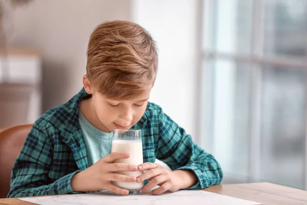 Mały Chłopiec Pije Mleko Kuchni — Zdjęcie stockowe