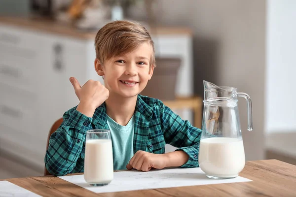 Μικρό Αγόρι Γάλα Που Δείχνει Τον Αντίχειρα Στην Κουζίνα — Φωτογραφία Αρχείου