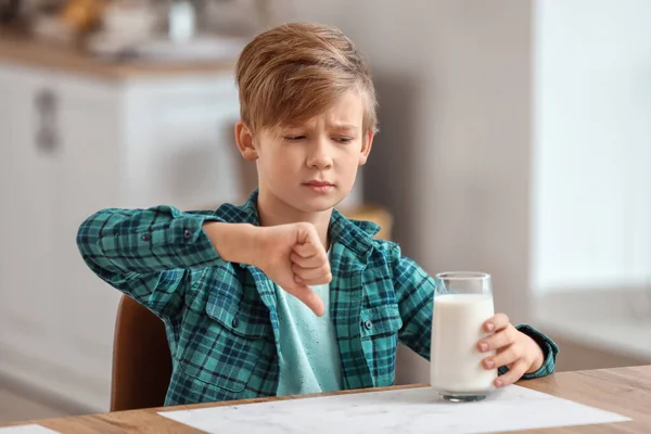 Mały Chłopiec Alergią Mleko Kuchni — Zdjęcie stockowe