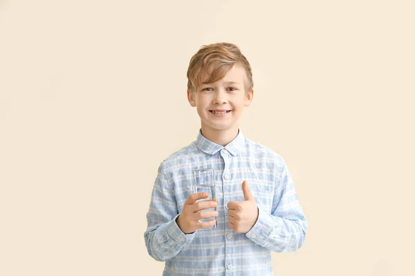 Söt Liten Pojke Med Glas Vatten Visar Tummen Upp Färg — Stockfoto