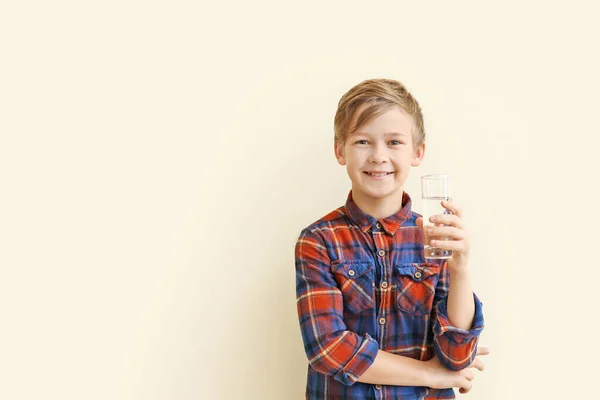 Ragazzino Carino Con Bicchiere Acqua Sfondo Colore — Foto Stock