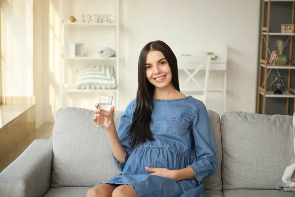 Krásná Těhotná Žena Pitné Vody Vás Doma — Stock fotografie