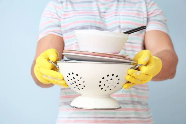 Joven Con Platos Sucios Sobre Fondo Color Primer Plano — Foto de Stock