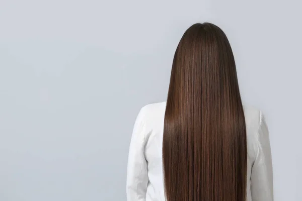 Mujer Joven Con Hermoso Cabello Liso Sobre Fondo Gris — Foto de Stock