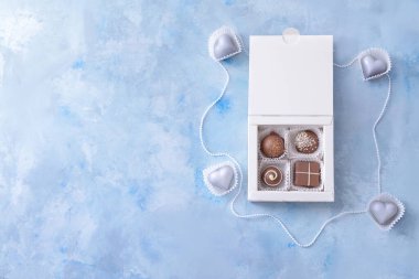 Renkli arkaplanda lezzetli şekerlerle dolu bir kutu