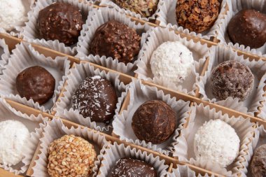 Lezzetli şekerlerle dolu bir kutu, yakın plan.