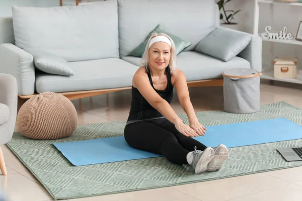 Sporty Mature Woman Doing Exercise Home — Stock Photo, Image