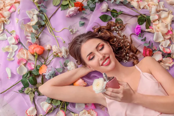 Porträtt Vacker Ung Kvinna Med Flaska Parfym Och Blommor — Stockfoto