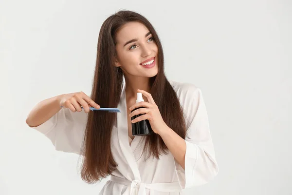 Hermosa Mujer Joven Con Cosméticos Para Cabello Sobre Fondo Blanco —  Fotos de Stock