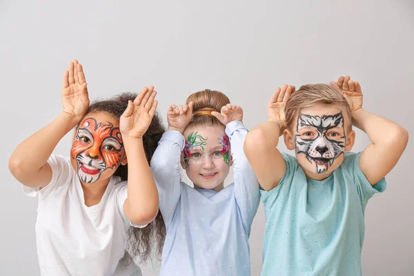 Crianças Engraçadas Com Pintura Facial Fundo Claro — Fotografia de Stock