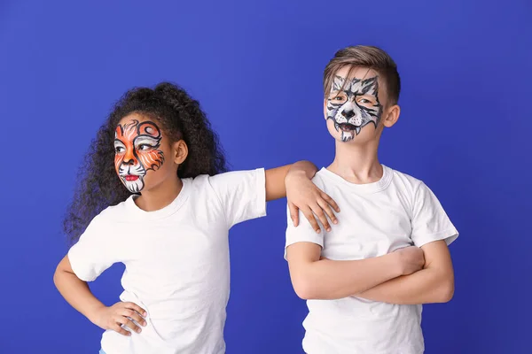 Bambini Piccoli Divertenti Con Pittura Facciale Sfondo Colore — Foto Stock