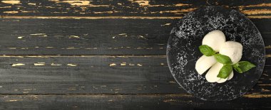 Koyu ahşap zemin üzerinde Mozzarella peyniri ve metin için boşluk