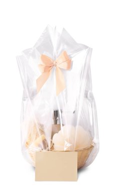 Anneler günü için hediye sepeti ve beyaza izole edilmiş boş kart.  