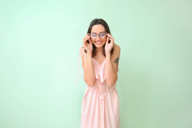 Renkli arka planda güzel bir genç kadının portresi