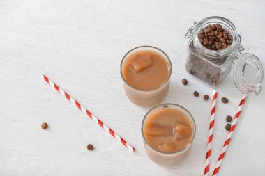 Beyaz masada bir bardak lezzetli buzlu kahve.