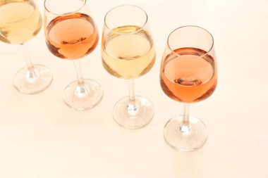 Ahşap masa farklı şarap gözlük