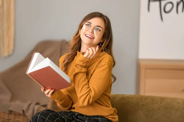 Junge Frau Mit Stylischer Brille Liest Buch Hause — Stockfoto