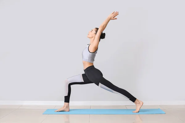 Genç Kadın Işık Duvarının Yanında Yoga Yapıyor — Stok fotoğraf