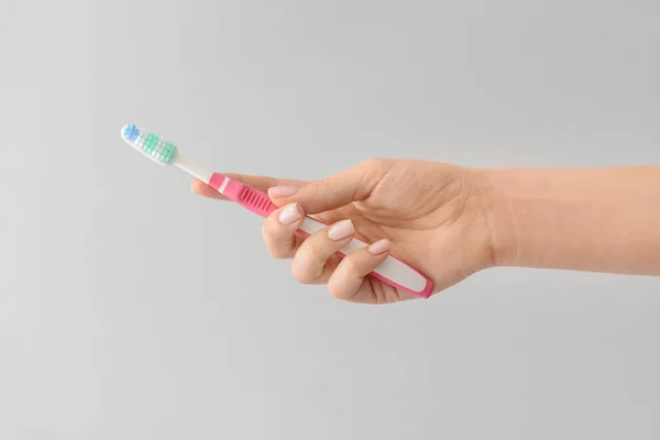 Mão Feminina Com Escova Dentes Fundo Claro — Fotografia de Stock