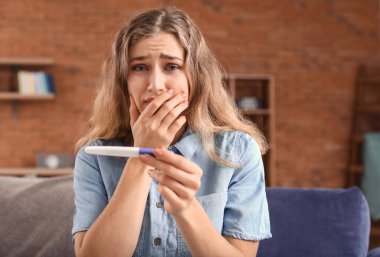 Hamilelik testi evde olan üzgün kadın
