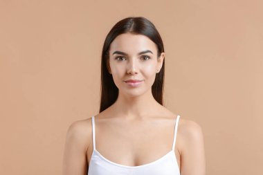 Renkli, sağlıklı cilde sahip güzel genç bir kadın.