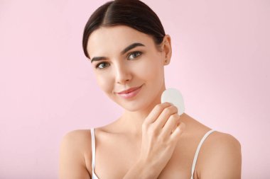 Renkli pamuklu pedi olan güzel genç bir kadın.