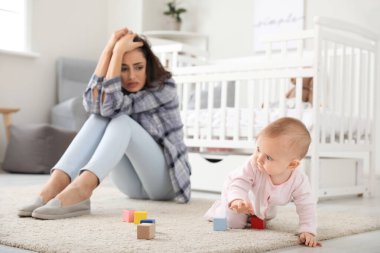 Evde doğum sonrası depresyon geçiren genç bir kadın var.