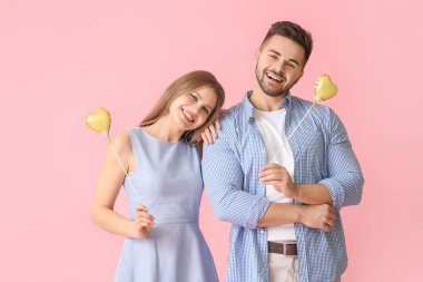 Renkli kalpleri olan mutlu genç bir çift